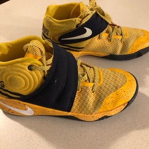 Nike Kyrie School Bus Size Youth 1 1/2